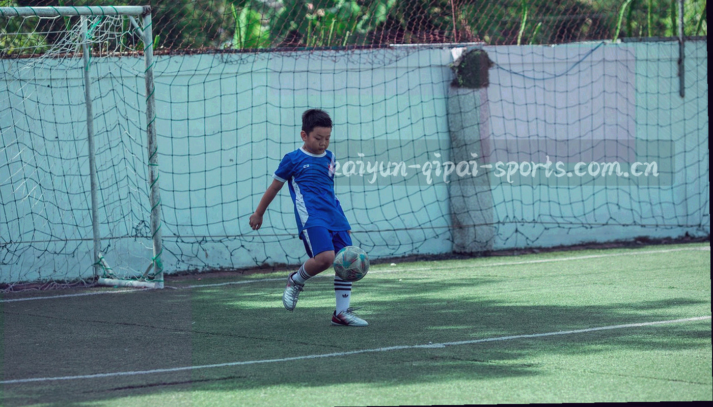 深夜棋牌室灯光下的抽象桌面与筹码剪影